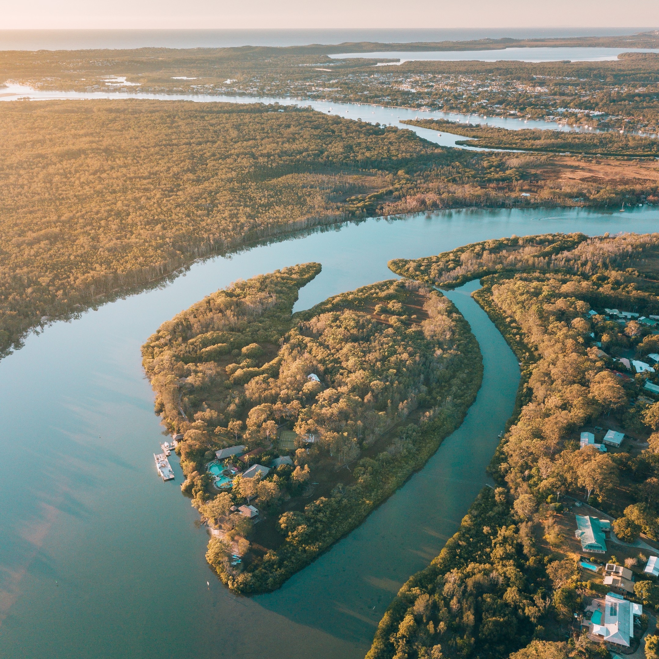 昆士兰州，位于努沙河，梅克皮斯岛鸟瞰图 © 努沙旅游局版权所有