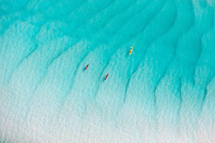 昆士兰州，圣灵群岛，白天堂海滩的划皮艇之旅 © 圣灵群岛旅游局版权所有