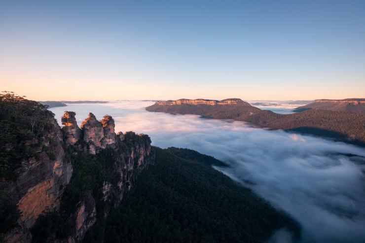 新南威尔士州，蓝山，三姐妹峰日出景象 © 澳大利亚旅游局版权所有