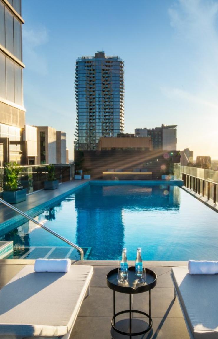 南澳大利亚州，阿德莱德，皇冠假日酒店的泳池平台 © 阿德莱德皇冠假日酒店版权所有