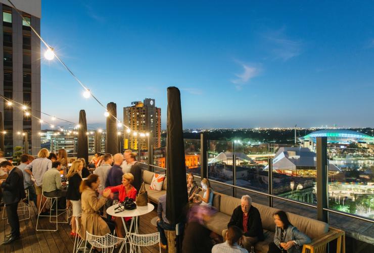 南澳大利亚州，阿德莱德，2KW 屋顶酒吧餐厅 © 南澳大利亚旅游局版权所有