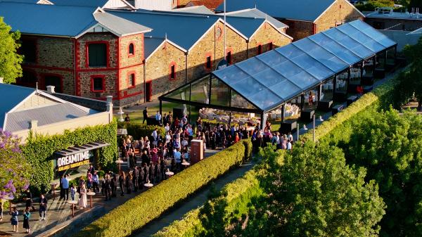 南澳大利亚州，阿德莱德，2KW 屋顶酒吧餐厅 © 南澳大利亚旅游局版权所有