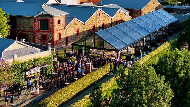 南澳大利亚州，阿德莱德，2KW 屋顶酒吧餐厅 © 南澳大利亚旅游局版权所有