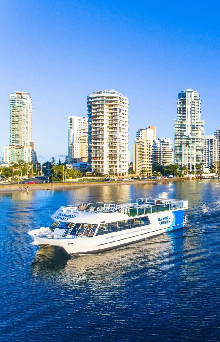 昆士兰州，沿河流巡航的渡轮，背景是黄金海岸市区景观 © Sea World Cruises 版权所有