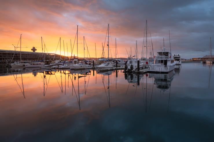 塔斯马尼亚州，霍巴特，宪法码头日落景象 © 澳大利亚旅游局版权所有