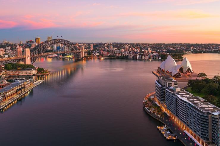 新南威尔士州，悉尼，悉尼海港和环形码头的日出 © 新南威尔士州旅游局版权所有