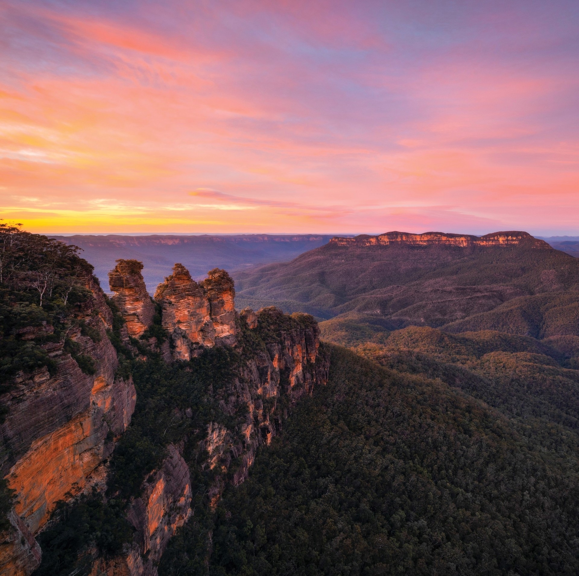 新南威尔士州，风景秀丽的蓝山国家公园中贾米逊谷和三姐妹峰的日出美景 © 新南威尔士州旅游局版权所有