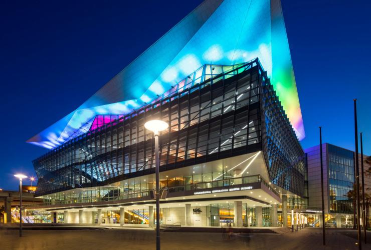 新南威尔士州，悉尼，夜幕下的悉尼国际会议中心 © 澳大利亚旅游局版权所有