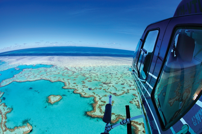 昆士兰州，大堡礁，阔利酒店，乘直升机飞越珊瑚礁上空 © 阔利酒店版权所有
