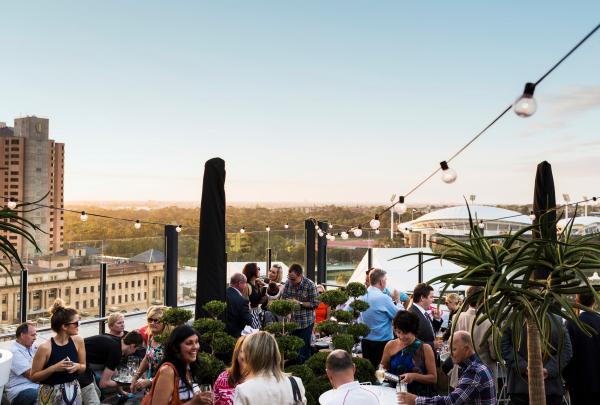 南澳大利亚州，阿德莱德，2KW 酒吧餐厅 © 南澳大利亚旅游局版权所有