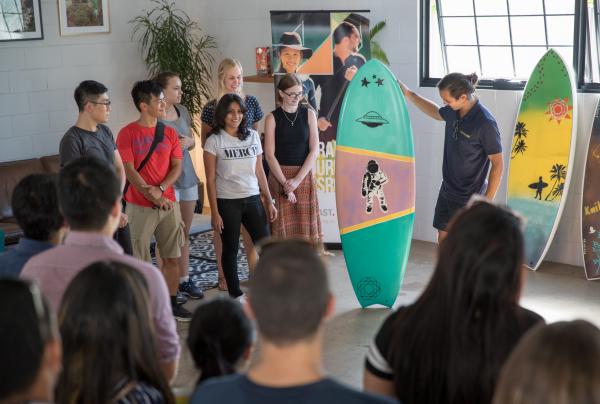 昆士兰州，布里斯班，香蕉生活，冲浪板涂鸦艺术课程 © 香蕉生活版权所有