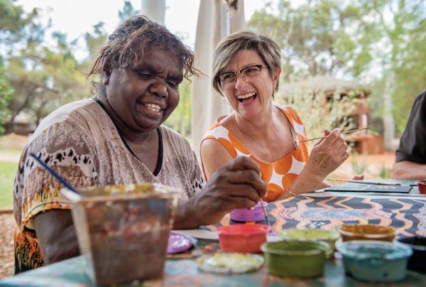 北领地，红土中心，艾雅斯岩度假村，点画作坊 © Shaana McNaught 艾雅斯岩度假村版权所有