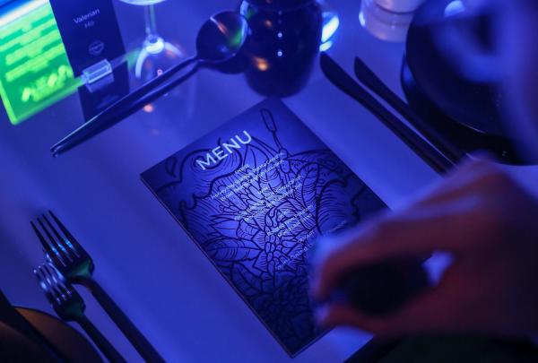 Belle Laide Events 为布里斯班梦幻时光晚宴制作的“点亮”菜单 © Remco Jansen