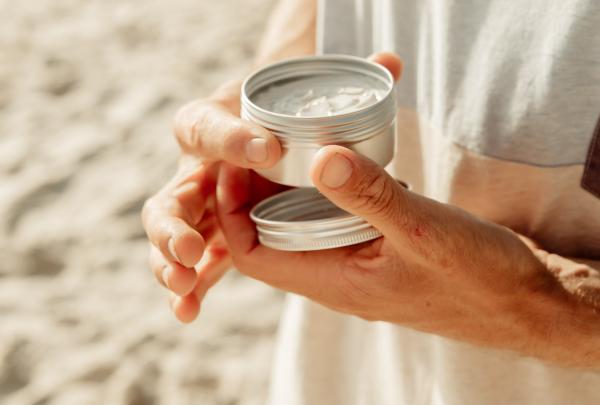 新南威尔士州，拜伦湾，对珊瑚礁无害的 Seed and Sprout 品牌防晒霜 © Seed &amp; Sprout 版权所有