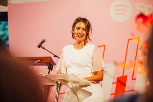 Brooke Boney，记者、电视主持人和加米拉罗伊/戈梅罗伊族（Gamilaroi Gomeroi）女性 © Saxton Speakers 版权所有