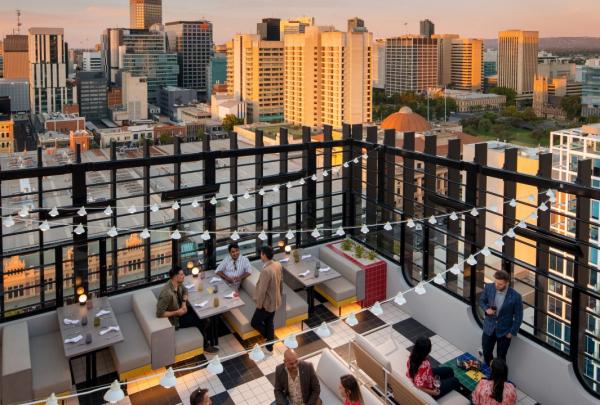 英迪格酒店 Merrymaker 屋顶酒吧，阿德莱德，南澳大利亚州 © Adam Bruzzone