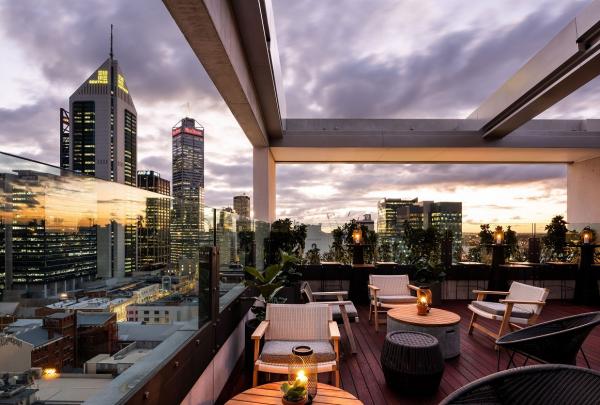 QT屋顶酒吧，珀斯，西澳大利亚州 © QT Perth