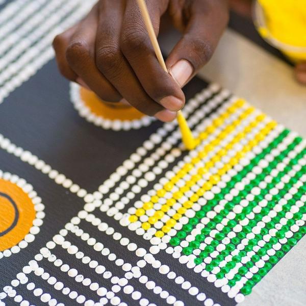 北领地，马鲁库艺术中心，身临其境的艺术活动 © 澳大利亚旅游局版权所有