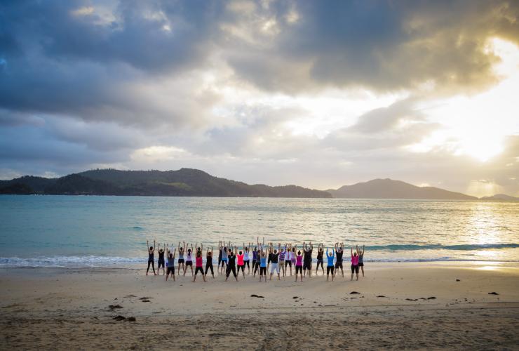 昆士兰州，圣灵群岛，汉密尔顿岛上瑜伽 © ONeill Photographics
