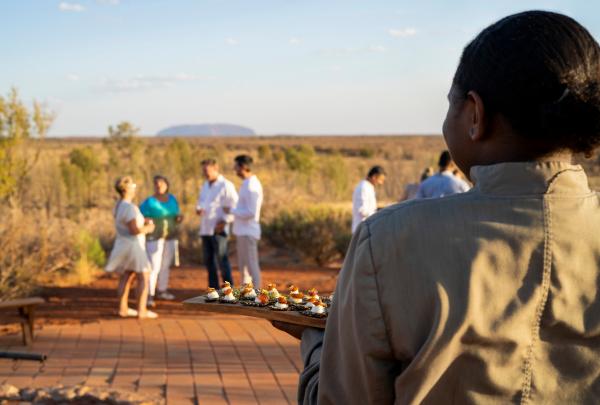 北领地，乌鲁鲁，Tali Wiru 美食体验 © 澳大利亚原住民旅行度假集团版权所有