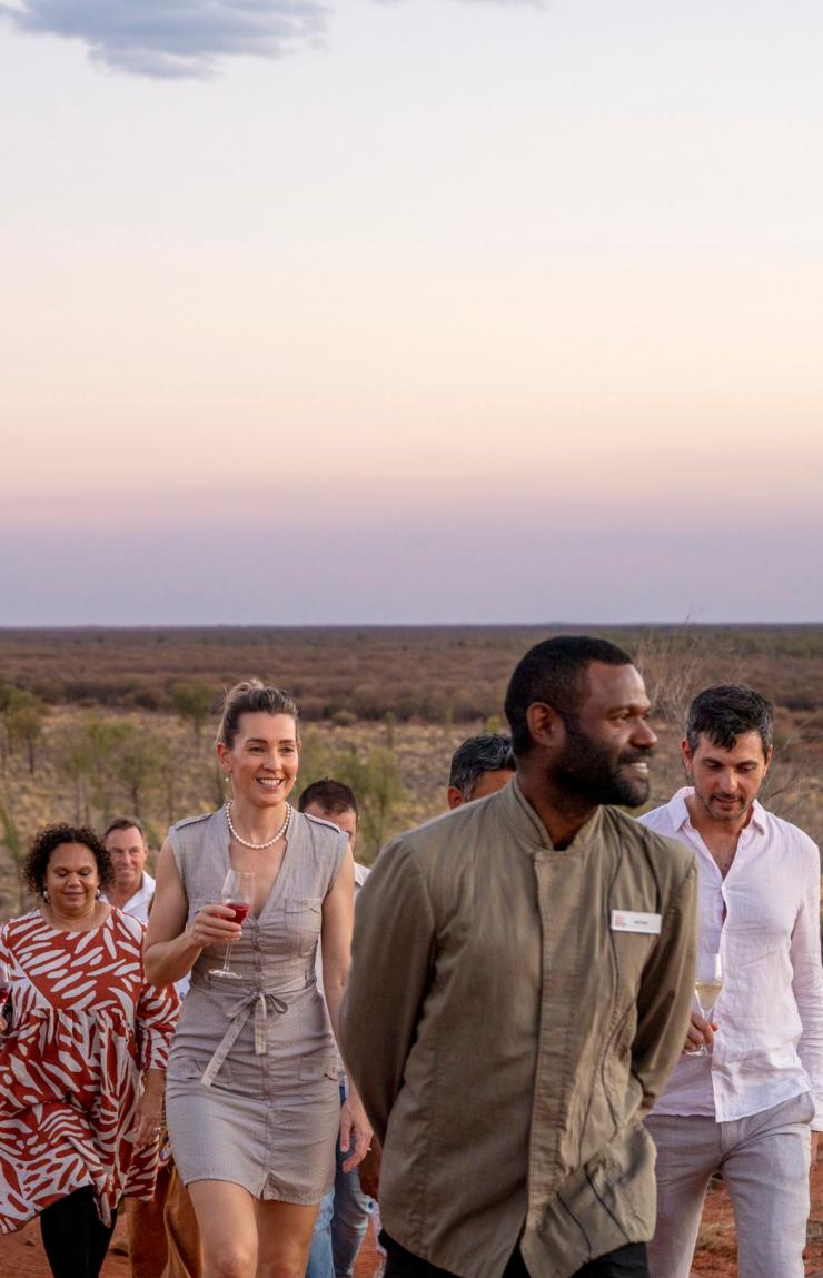 北领地，乌鲁鲁，Tali Wiru 美食体验 © 原住民旅行度假集团/澳大利亚旅游局版权所有
