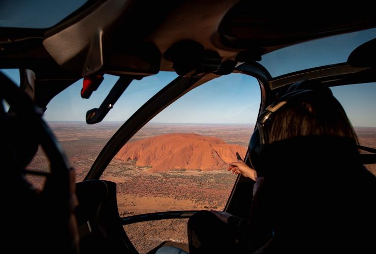 北领地，乌鲁鲁卡塔丘塔国家公园，直升机飞越乌鲁鲁 © 澳大利亚旅游局