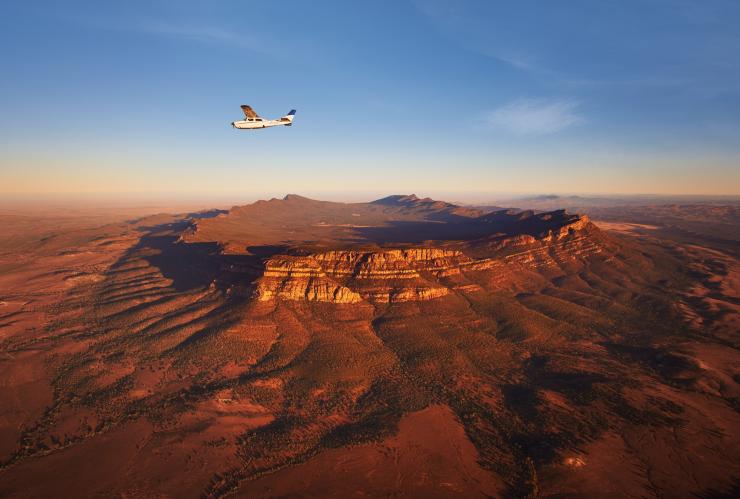 南澳大利亚州，弗林德斯山脉国家公园，乘坐直升飞机飞越维凭拿庞  © 南澳大利亚州旅游局