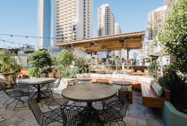 昆士兰州，黄金海岸，海岛屋顶酒吧 © 黄金海岸旅游局版权所有