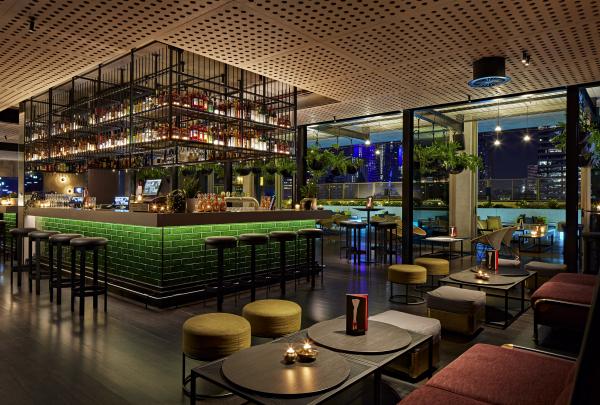 维多利亚州，墨尔本 QT 酒店屋顶酒吧 © 澳大利亚旅游局版权所有