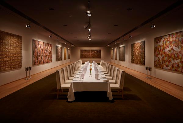 昆士兰州，布里斯班会展中心广场画廊展出的原住民艺术品 © 布里斯班会议和展览中心