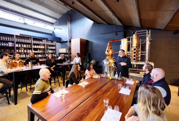 维多利亚州，亚拉河谷，Four Pillars 酿酒厂杜松子酒 © 澳大利亚旅游局版权所有