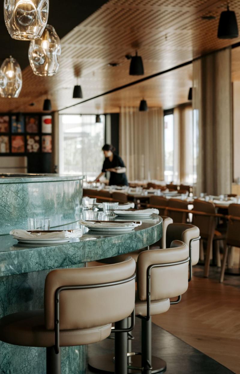 南澳大利亚州，阿德莱德，Yakisan 餐厅的大理石酒吧和用餐区 © Yakisan 版权所有