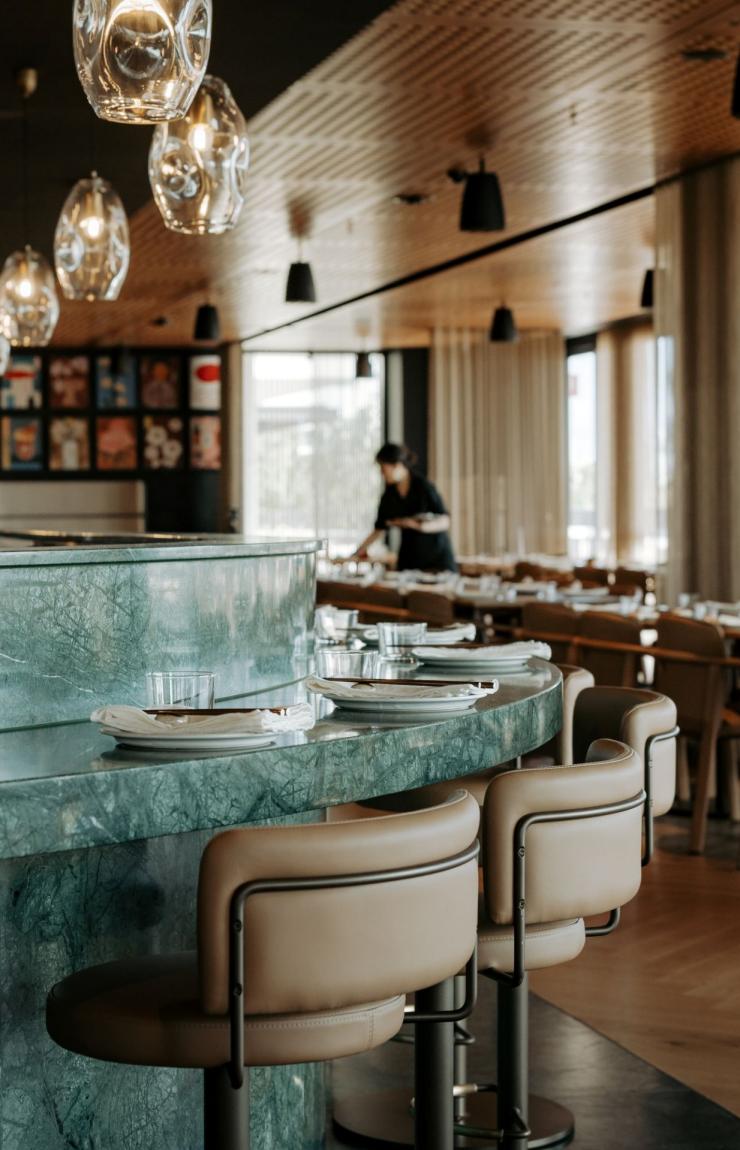 南澳大利亚州，阿德莱德，Yakisan 餐厅的大理石酒吧和用餐区 © Yakisan 版权所有