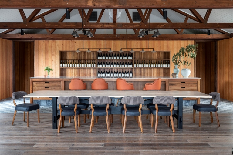 普莱森特山酒庄的谷仓，设有长桌和吧台 © 普莱森特山版权所有