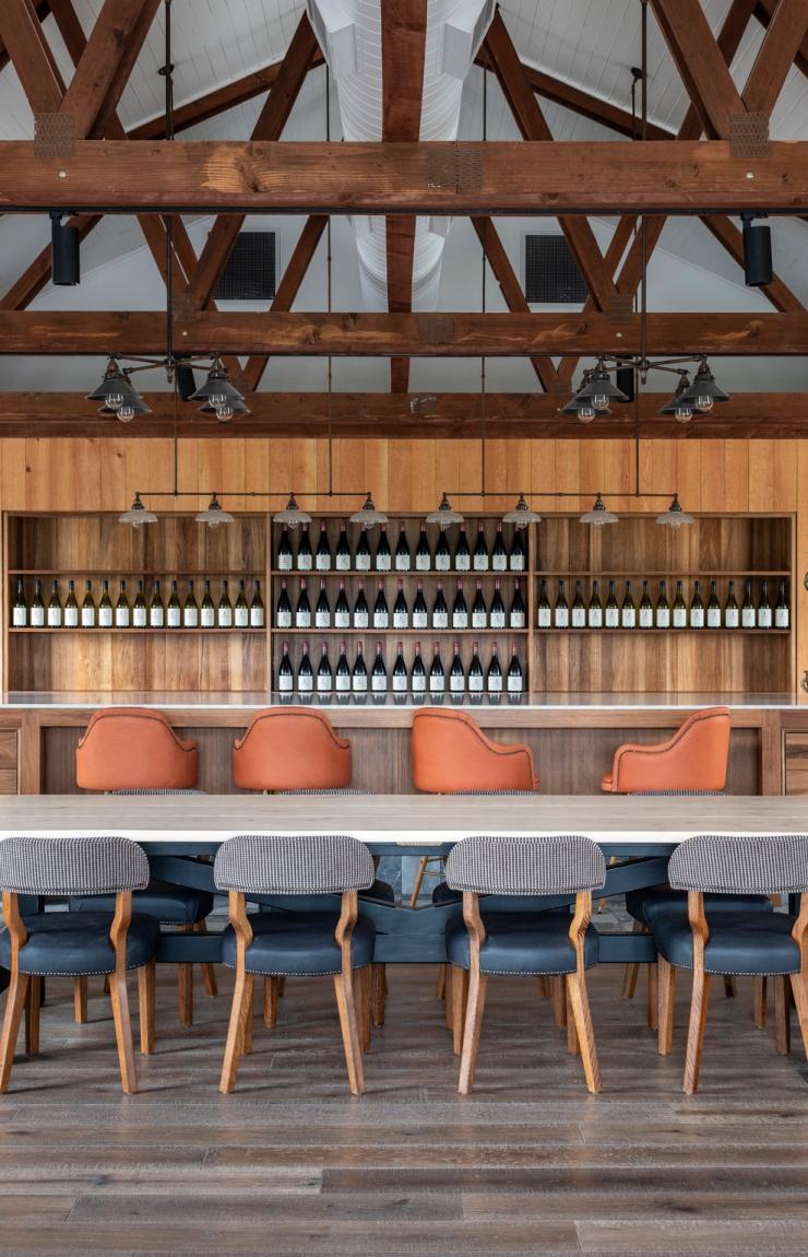 普莱森特山酒庄的谷仓，设有长桌和吧台 © 普莱森特山版权所有