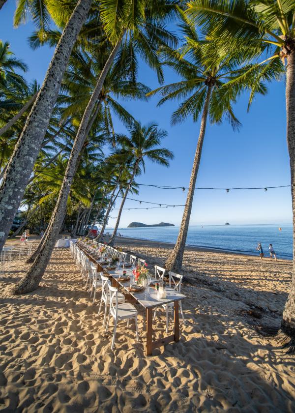 昆士兰州，棕榈湾，NuNu Events and Catering 体验，海滩上布置的餐桌 © 热带北昆士兰旅游局版权所有