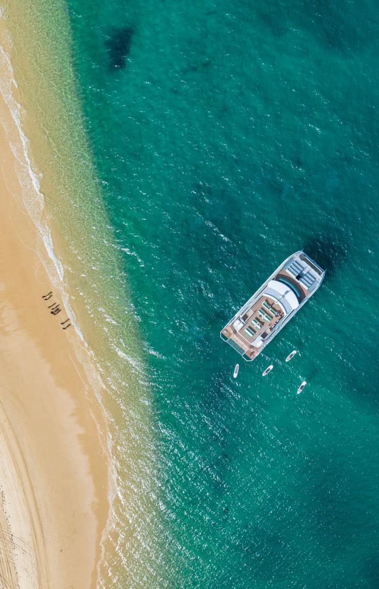 昆士兰州，天阁露玛沉船遗址，鸟瞰“穆尔甘平精神号”游艇 © See Morton 版权所有
