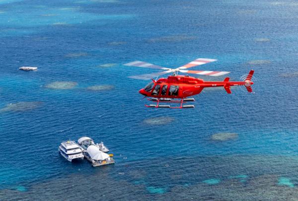 昆士兰州，凯恩斯，直升机盘旋在大堡礁上空 © 澳大利亚旅游局/Nautilus Aviation 版权所有