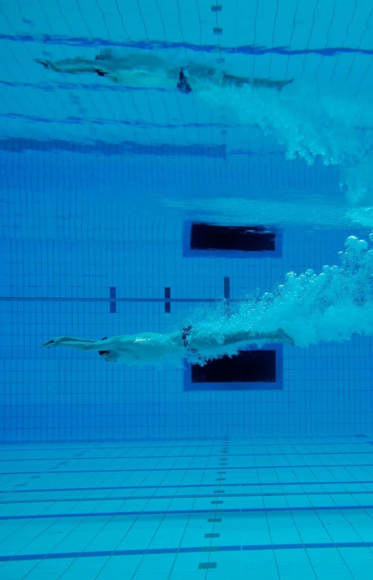 澳大利亚首都领地，堪培拉，澳大利亚运动研究所（AIS)，一名澳大利亚游泳运动员在奥运会标准泳池中训练 © 澳大利亚运动研究所和澳大利亚文化景点联盟版权所有