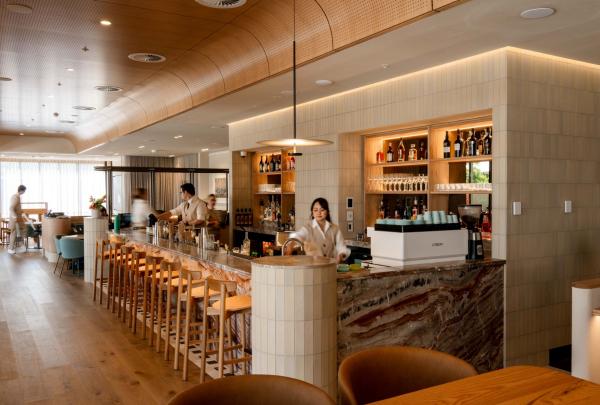 南澳大利亚州，阿德莱德，Station Road 餐厅，吧台后忙碌的工作人员 © Station Road 版权所有