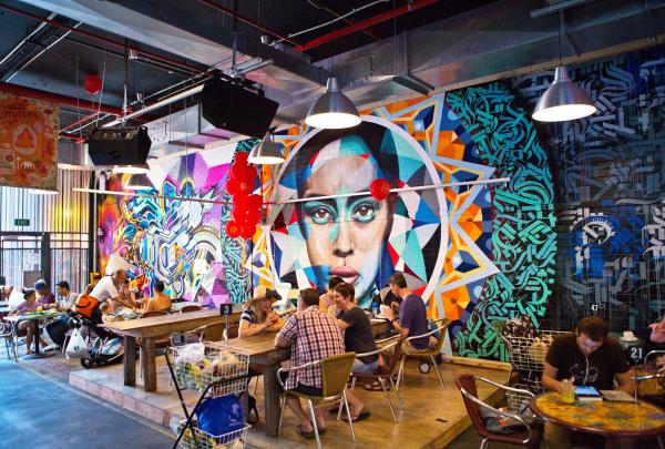 南澳大利亚州，阿德莱德，阿德莱德中央市场，人们正在悠闲用餐 © 阿德莱德中央市场版权所有