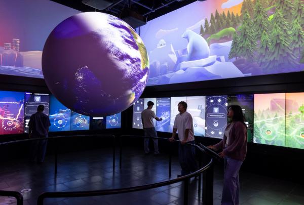 南澳大利亚州，阿德莱德，探索博物馆（MOD），人们在装置艺术前驻足欣赏 © 探索博物馆版权所有