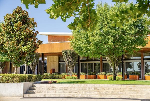 西澳大利亚州，天鹅谷，卡弗舍姆，曼顿酒庄酒窖外观 © 澳大利亚旅游局版权所有