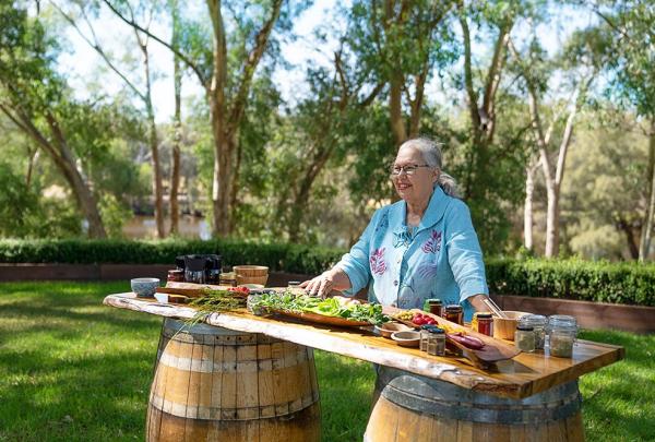 西澳大利亚州，珀斯，卡弗舍姆，Dale Tilbrook 丛林美食体验 © 澳大利亚旅游局版权所有