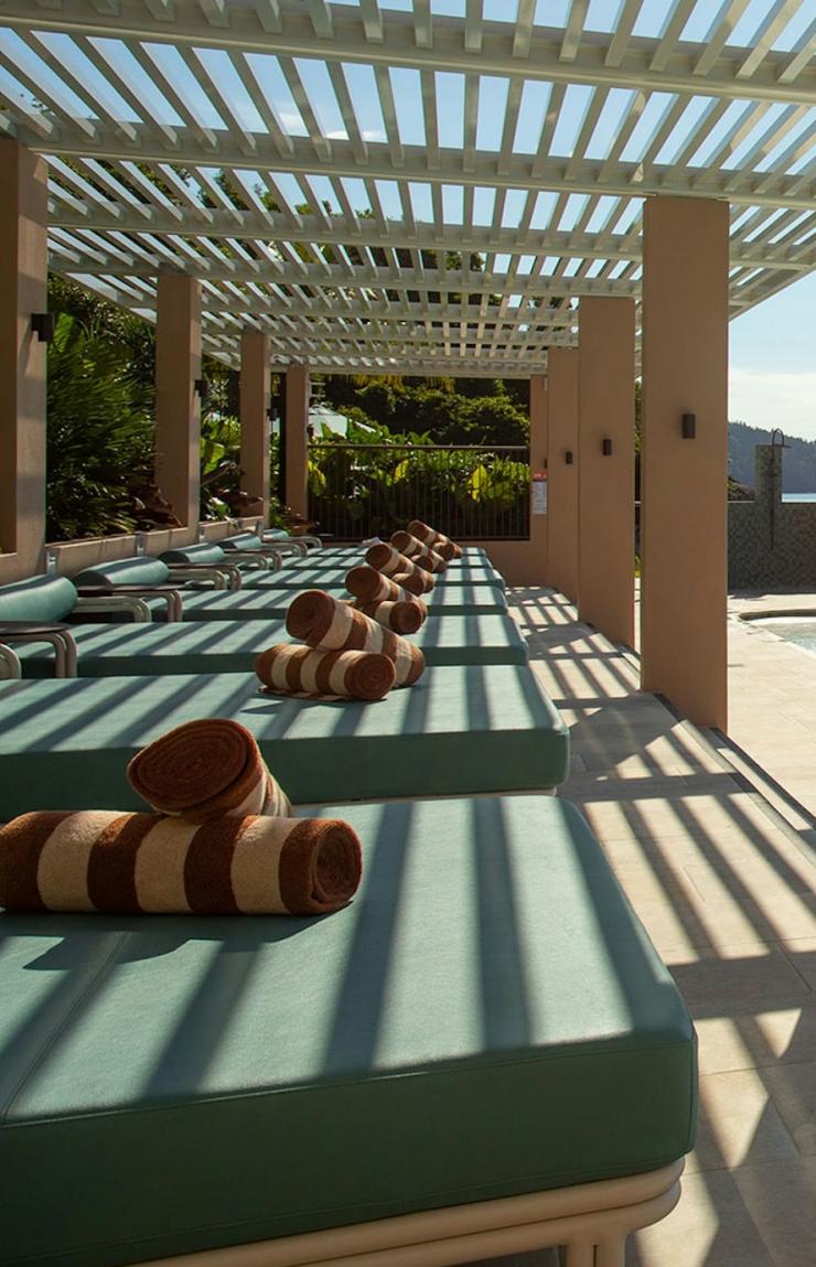 昆士兰州,汉密尔顿岛,周日酒店,猫眼泳池俱乐部的泳池和小屋 © 周日酒店版权所有 昆士兰州,汉密尔顿岛,周日酒店,猫眼泳池俱乐部的泳池和小屋 © 周日酒店版权所有