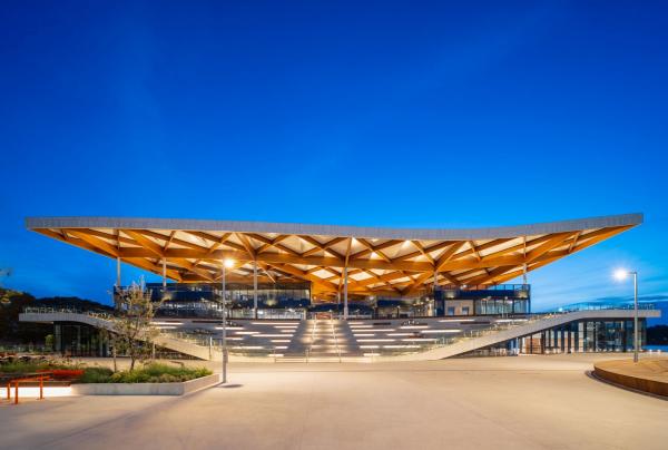 深蓝色天空下的新建悉尼鱼市场建筑外观 © 悉尼鱼市场