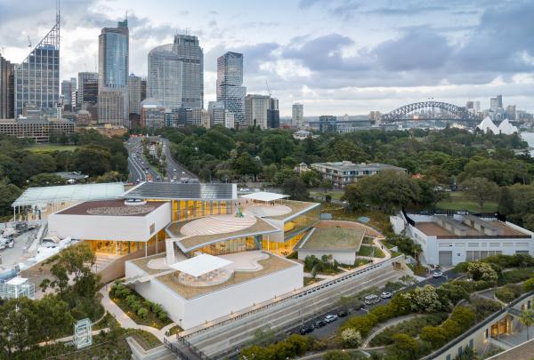  新南威尔士艺术馆鸟瞰图，展示了其在领地 (Domain ) 的位置以及面向悉尼海港的景致 © 新南威尔士艺术馆版权所有