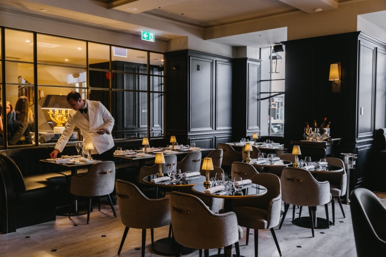 Maison Bâtard 餐厅的一名服务生在布置餐桌 © Liana Hardy 版权所有