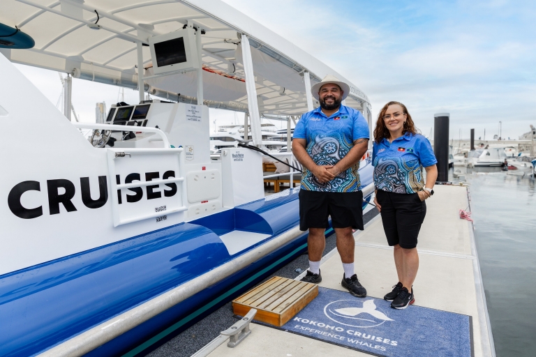 原住民向导迎接宾客登上“科科莫号”游艇，开启在黄金海岸的文化巡游体验。© 杰乐盖尔文化之旅版权所有