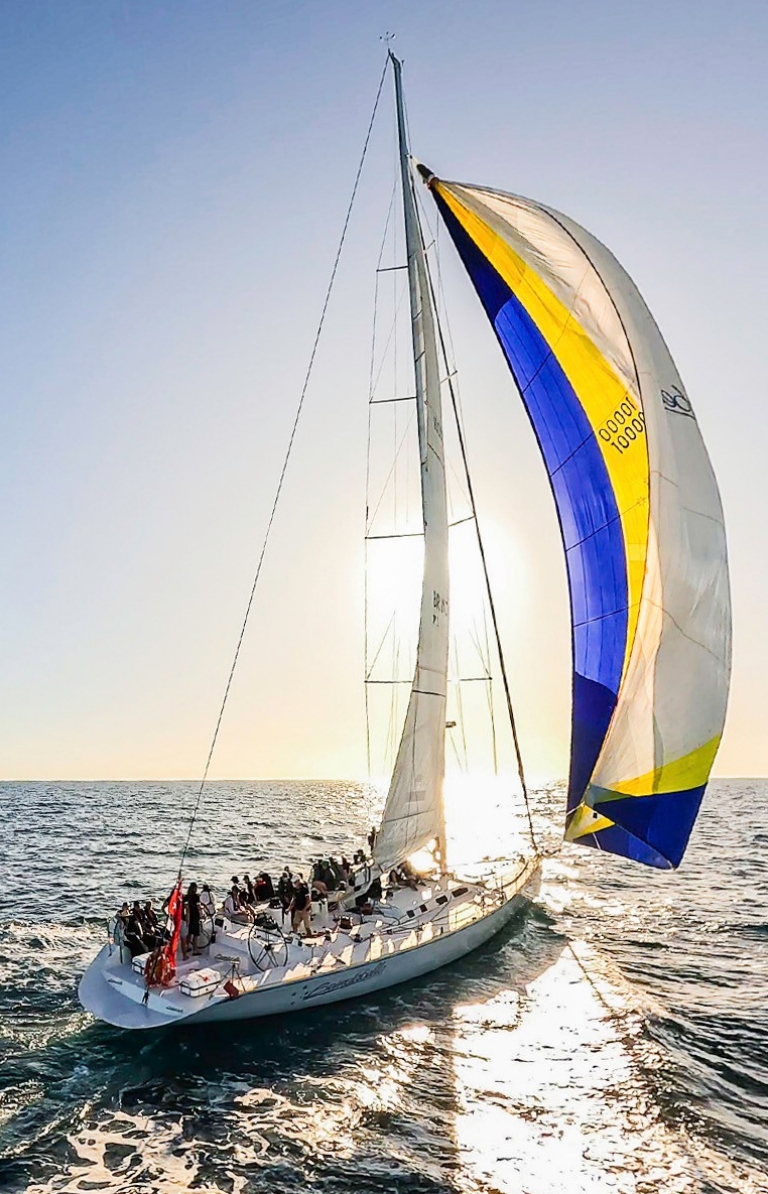 海上张满帆的 24 米“布瑞德贝拉号”帆船 © 布瑞德贝拉航海之旅版权所有